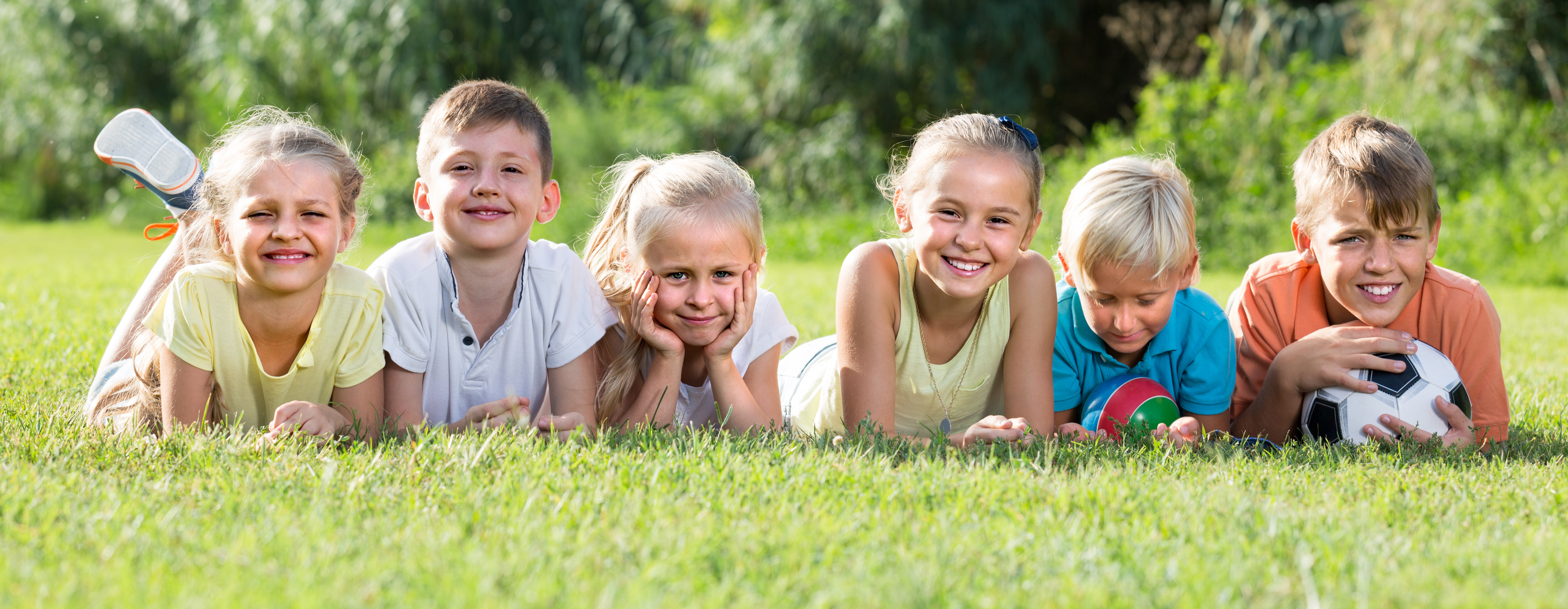 Kinder spielen glücklich bei Elements4kids